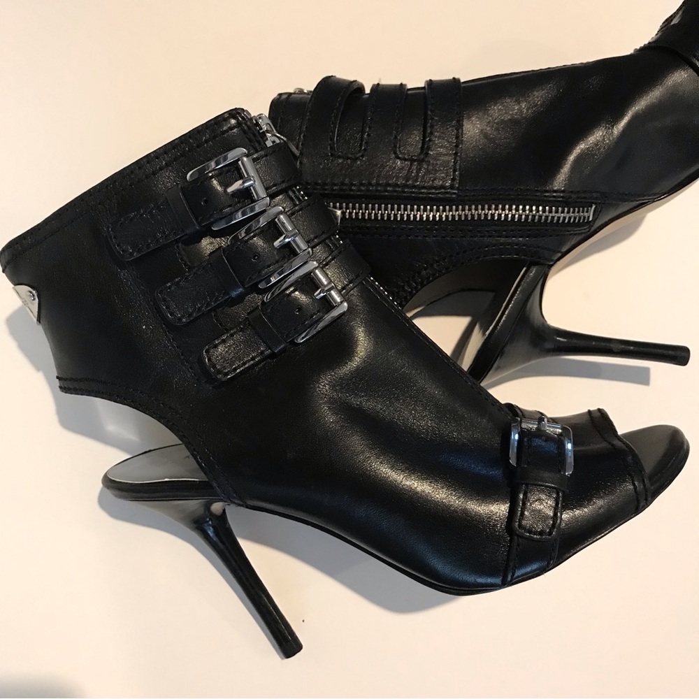 NWOT Michael Kors black leather Roswell booties. Size 5.5